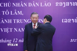 Tổng Bí thư, Chủ tịch nước Lào Thongloun Sisoulith trao tặng Huân chương Vàng Quốc gia của Nhà nước Lào cho Tổng Bí thư Tô Lâm. (Ảnh: Thống Nhất/TTXVN)