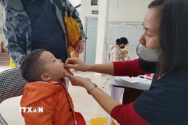 Cho trẻ uống Vitamin A tại Trạm Y tế phường Đông Ngạc (Hà Nội). (Ảnh: Nguyễn Cúc/TTXVN)