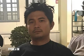 Đối tượng có quyết định truy nã Lê Quyết Tiến bị công an bắt giữ. (Ảnh: TTXVN phát)