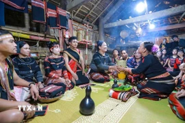 Thực hiện nghi lễ xin dâu. (Ảnh: Khánh Hòa/TTXVN)