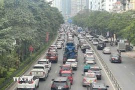 Hàng dài ôtô trên đường Võ Chí Công sáng 1/1/2026. (Ảnh: Hùng Mạnh/TTXVN)