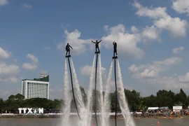 Vận động viên trình diễn các kỹ thuật của môn flyboard. (Ảnh: Hồng Thái/TTXVN)
