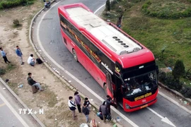 'Bến xe” tự phát bủa vây nút giao IC4 cao tốc Nội Bài-Lào Ca ngày 1/1/2026. (Ảnh: Hoàng Hùng/TTXVN)