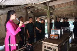 Mỗi thuyết minh viên tại Khu Di tích Kim Liên luôn tự nhủ phải truyền tải bằng cả trái tim để mỗi người khi rời Kim Liên đều mang theo một ngọn lửa ấm áp của lòng biết ơn. (Ảnh: Bích Huệ/TTXVN)
