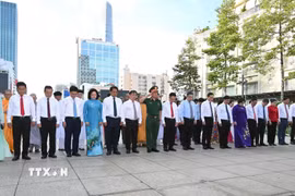 Đoàn đại biểu Thành phố tưởng niệm Chủ tịch Hồ Chí Minh tại Công viên tượng đài Bác Hồ ở phố đi bộ Nguyễn Huệ, phường Sài Gòn. (Ảnh: Thanh Vũ/TTXVN)