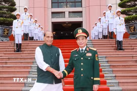 Phó Thủ tướng, Bộ trưởng Quốc phòng Phan Văn Giang đón Bộ trưởng Quốc phòng Ấn Độ Rajnath Singh. (Ảnh: Trọng Đức/TTXVN)