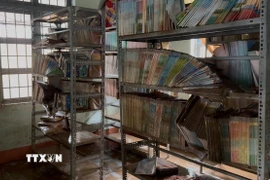 Phòng thư viện của một trường học ở Đắk Lắk bị ngập nước, sách vở hư hỏng hoàn toàn. (Ảnh: Nguyên Dung/TTXVN)