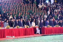 Thủ tướng Phạm Minh Chính và các đại biểu tưởng niệm đồng bào bị thiệt mạng do bão lũ. (Ảnh: Dương Giang/TTXVN)