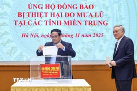Thủ tướng Phạm Minh Chính quyên góp ủng hộ đồng bào bị thiệt hại do mưa lũ tại các tỉnh miền Trung. (Ảnh: Dương Giang/TTXVN)