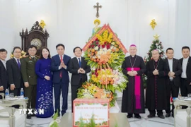 Phó Thủ tướng Chính phủ Hồ Quốc Dũng cùng đoàn công tác đến thăm, chúc mừng Tổng Giám mục Đặng Đức Ngân cùng các linh mục, chức sắc, tu sỹ Giáo phận Huế nhân dịp Lễ Giáng sinh năm 2025. (Ảnh: Văn Dũng/TTXVN)