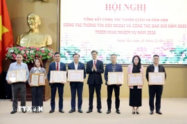 Trao giải Nhất Giải Búa liềm Vàng tỉnh Hưng Yên lần thứ 3 năm 2025 cho các tác giả, nhóm tác giả. (Ảnh: Thế Duyệt/TTXVN)