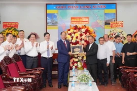 Thượng tướng Trần Quang Phương, Ủy viên Trung ương Đảng, Phó Chủ tịch Quốc hội chúc mừng Giáng sinh tại Tòa Giám mục Giáo phận Long Xuyên. (Ảnh: Công Mạo/TTXVN)