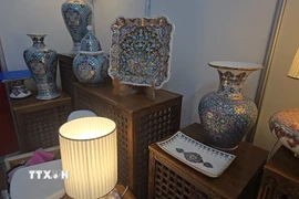 Mọi vật dụng gia đình đều có thể được người Algeria chế tác từ vật liệu ceramic. Ảnh: Nguyễn An/TTXVN)