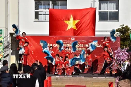 Nhóm múa V-Artist của thanh niên Việt Nam tại Osaka biểu diễn chào mừng lễ hội Xuân Quê hương 2026 tại Osaka. (Ảnh: Nguyễn Tuyến/TTXVN)