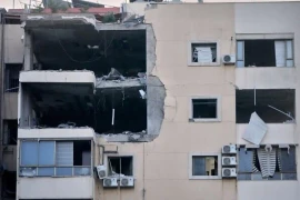 Một tòa nhà chung cư bị hư hại sau một cuộc không kích của Israel tại Dahiyeh, vùng ngoại ô phía nam Beirut. (Nguồn: AP)