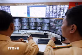 Camera giám sát được bố trí tại gần 200 nút giao khắp thành phố Hà Nội. (Ảnh: Phạm Kiên/TTXVN)