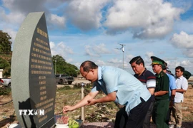 Thắp hương tưởng niệm tại Bia tưởng niệm 10 Anh hùng liệt sỹ Khởi nghĩa Hòn Khoai. (Ảnh: Huỳnh Anh/TTXVN)