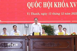 Chủ tịch Quốc hội Trần Thanh Mẫn và đại biểu Quốc hội tiếp xúc cử tri sau Kỳ họp thứ 10 tại thành phố Cần Thơ. (Ảnh: Doãn Tấn/TTXVN)