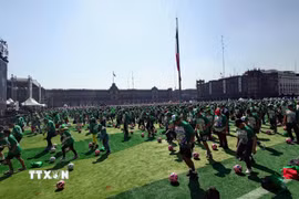 Mexico tổ chức buổi học bóng đá với sự tham gia của hơn 9.500 người tại thủ đô Mexico City nhằm quảng bá cho World Cup 2026, lập kỷ lục Guinness về lớp học bóng đá có đông người tham gia nhất. (Ảnh: Phi Hùng/TTXVN)