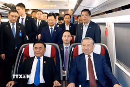 Lãnh đạo doanh nghiệp ngành đường sắt Trung Quốc tháp tùng Tổng Bí thư, Chủ tịch nước Tô Lâm trên tàu cao tốc đi thăm thành phố Nam Ninh. (Ảnh: Thống Nhất/TTXVN)