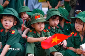 Những “chiến sỹ nhí” trong trang phục quân đội tham gia hoạt động trải nghiệm. (Ảnh: Minh Phú/TTXVN)
