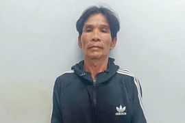 Đối tượng Trần Văn Sơn tại cơ quan công an. (Ảnh: TTXVN phát)