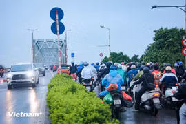 Các phương tiện lưu thông theo trục đường Long Biên-Xuân Quan rồi qua cầu Chương Dương vào nội thành. (Ảnh: Hoài Nam/Vietnam+)