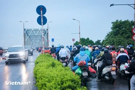 Các phương tiện lưu thông theo trục đường Long Biên-Xuân Quan rồi qua cầu Chương Dương vào nội thành. (Ảnh: Hoài Nam/Vietnam+)
