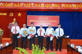 Tỉnh ủy Bình Dương trao quyết định nghỉ hưu trước tuổi đối với lãnh đạo tỉnh. (Ảnh: Dương Chí Tưởng/TTXVN)