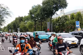 Đường Đinh Bộ Lĩnh, đoạn qua Bến xe miền Đông luôn có lượng xe ôtô đông, xếp hàng dài. (Ảnh: Tiến Lực/TTXVN)