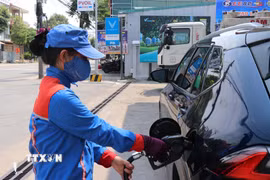 Cửa hàng xăng dầu Trần Phú, phường Nghĩa Lộ, tỉnh Quảng Ngãi, bán xăng E10 cho người dân. (Ảnh: Phạm Cường/TTXVN)