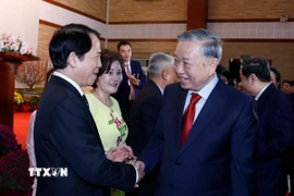 Tổng Bí thư Tô Lâm gặp gỡ cán bộ, nhân viên Đại sứ quán và cộng đồng người Việt Nam tại Campuchia. (Ảnh: Thống Nhất/TTXVN)