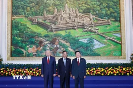 Tổng Bí thư Tô Lâm; Chủ tịch Đảng Nhân dân Campuchia Samdech Techo Hun Sen; Tổng Bí thư, Chủ tịch nước Lào Thongloun Sisoulith tại Cuộc gặp. (Ảnh: Thống Nhất/TTXVN)