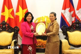 Phó Chủ tịch Đảng Nhân Campuchia Men Sam An tặng quà lưu niệm cho Chủ tịch Ủy ban Trung ương Mặt trận Tổ quốc Việt Nam Bùi Thị Minh Hoài. (Ảnh: Hoàng Minh/TTXVN)