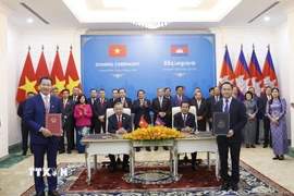 Ký kết Thỏa thuận hợp tác giữa Ủy ban Nhân dân tỉnh Đồng Nai và chính quyền tỉnh Tbong Khmum. (Ảnh: Thống Nhất/TTXVN)