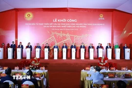 Thủ tướng Phạm Minh Chính và các đại biểu khởi công Dự án đầu tư phát triển kết cấu hạ tầng khu công nghiệp Tân Trào (giai đoạn 1) và Dự án Nhà máy Nhiệt điện LNG Hải Phòng. (Ảnh: Dương Giang/TTXVN)