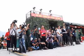Phóng viên tác nghiệp. (Nguồn: TTXVN)