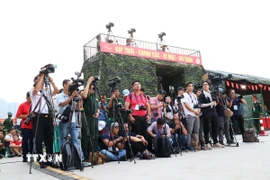 Phóng viên tác nghiệp. (Nguồn: TTXVN)