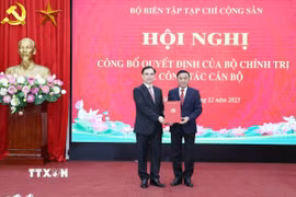 Ông Trần Cẩm Tú, Ủy viên Bộ Chính trị, Thường trực Ban Bí thư trao Quyết định của Bộ Chính trị cho đồng chí Dương Trung Ý. (Ảnh: Phương Hoa/TTXVN)