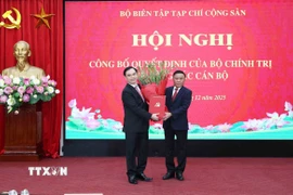 Ông Trần Cẩm Tú, Ủy viên Bộ Chính trị, Thường trực Ban Bí thư trao Quyết định của Bộ Chính trị cho đồng chí Dương Trung Ý. (Ảnh: Phương Hoa/TTXVN)