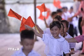 Niềm vui của học sinh lớp 1. (Ảnh minh họa. Nguồn: TTXVN)