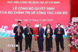Lãnh đạo Bộ Văn hóa, Thể thao và Du lịch chúc mừng ông Lê Hải Bình. (Ảnh: Văn Điệp/TTXVN)