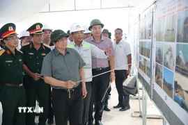 Thủ tướng Phạm Minh Chính kiểm tra tiến độ thi công dự án thành phần đoạn Hậu Giang-Cà Mau. (Ảnh: Dương Giang/TTXVN)