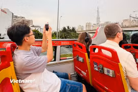 Du khách trải nghiệm xe buýt 2 tầng khi tham quan Thành phố Hồ Chí Minh. (Nguồn: Vietnam+)