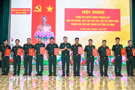 Đại tá Võ Thành Lê, Chính ủy Bộ Chỉ huy Quân sự tỉnh Cà Mau trao quyết định bổ nhiệm, Đội trưởng, Chính trị viên các chức danh. (Ảnh: Phú Quang/TTXVN)