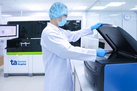 Kỹ thuật viên Trung tâm Xét nghiệm, Bệnh viện Đa khoa Tâm Anh thao tác trên hệ thống LI-COR Odyssey DLx (Mỹ) - thiết bị phân tích huỳnh quang kỹ thuật số hóa ứng dụng đọc kết quả trong xét nghiệm xác định kháng thể virus viêm gan D. (Nguồn: Bệnh viện Đa khoa Tâm Anh)