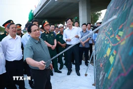 Thủ tướng Phạm Minh Chính kiểm tra tiến độ thi công dự án cao tốc Châu Đốc-Cần Thơ-Sóc Trăng đoạn qua xã Long Hưng, thành phố Cần Thơ. (Ảnh: Dương Giang/TTXVN)