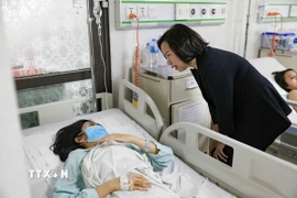 Chủ tịch Ủy ban Mặt trận Tổ quốc Việt Nam thành phố Hà Nội Bùi Huyền Mai thăm hỏi, động viên nạn nhân bị thương trong vụ tai nạn giao thông nghiêm trọng tại Lào Cai. (Ảnh: Minh Nghĩa/TTXVN)