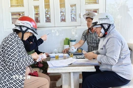 Các hộ dân xã Phước Hậu (tỉnh Khánh Hòa) có nhà bị ngập trong đợt lũ vừa qua được hỗ trợ 1 triệu đồng mỗi người. (Ảnh: Nguyễn Thành/TTXVN)