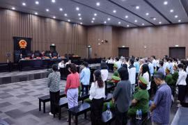 Các bị cáo tại phiên xét xử sơ thẩm vụ án xảy ra tại Tập đoàn FLC. (Ảnh: Phạm Kiên/TTXVN)